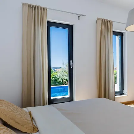 Βίλα Marina Τρογκίρ